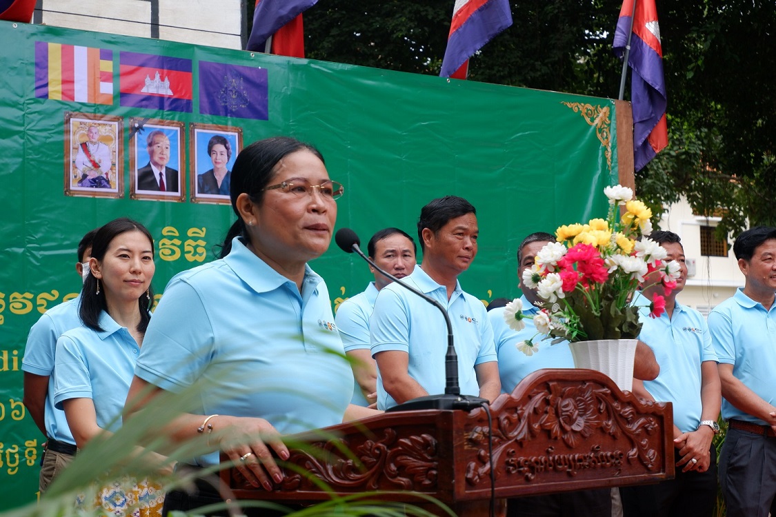 Her Excellency Ngin Lina, Deputy Director General of the General Directorate of Policy and Strategy at the Cambodian Ministry of Environment giving her opening remarks