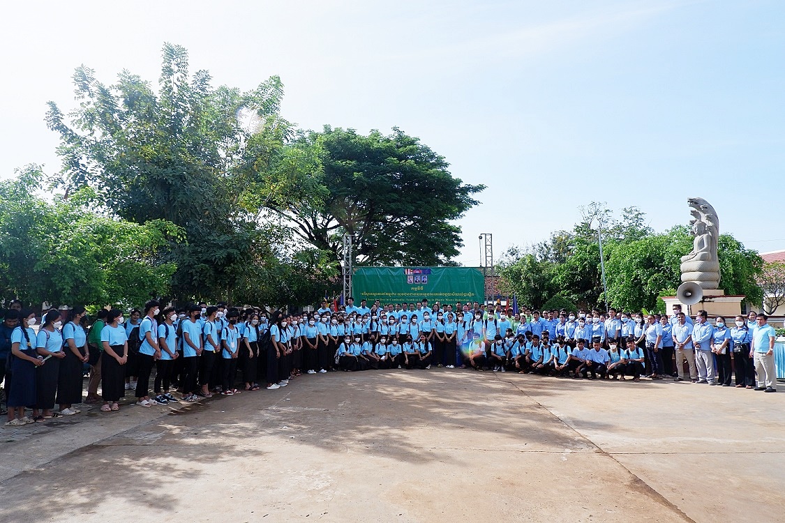 Students of Hun Sen Oreang Ov High School, Tboung Khmum Province before starting the clean up activities